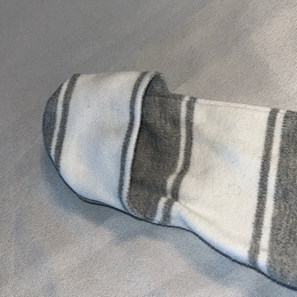 Burt’s Bees Newborn onesie - Picture 4 of 6